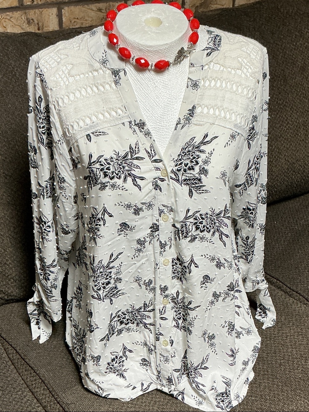 Daytrip White W/Black Floral Button-Front Women's Blouse